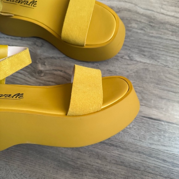 L'INTERVALLE 
Aguo Yellow Leather sandals size 38 - Picture 4 of 6